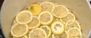 Ausgeschüttelt und entrappt ziehen die Blüten drei Tage im Zuckersirup. Die Zitronendecke hält - hoffentlich! - den Schimmel ab