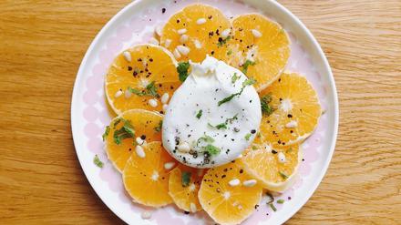 Kühl und erfrischend: Burrata mit Orange und Pinienkernen