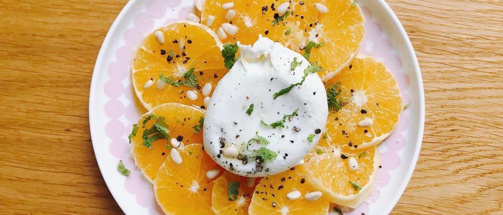 Kühl und erfrischend: Burrata mit Orange und Pinienkernen