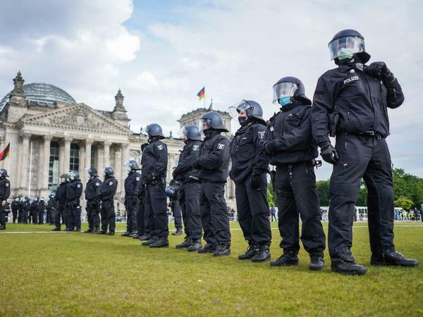 Bald auf sich allein gestellt? Beamte einer Hundertschaft der Berliner Polizei vorm Reichstag.