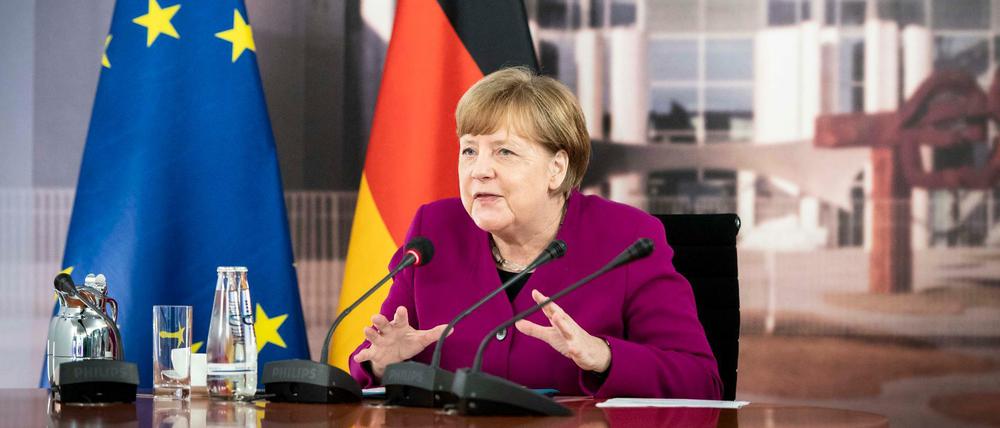 Angela Merkel in der Video-Schalte mit dem französischen Präsidenten Emmanuel Macron zu europäischen Wirtschaftshilfen.