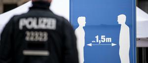 Die Bundesregierung pocht auf Einhaltung des Mindestabstands.