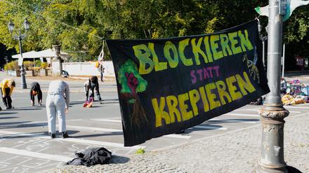 Aktivisten von Extinction Rebellion besetzen am 07. Oktober 2019 den Großen Stern um die Siegessäule im Berliner Tiergarten in Berlin-Mitte.