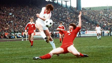 Dieter Müller feierte die größten Erfolge seiner Karriere mit dem 1. FC Köln. Mit dem Klub wurde der Nationalstürmer 1977 gegen Hertha BSC und 1978 Pokalsieger – damals im Endspiel gegen Düsseldorf (im Bild Müller links, rechts Fortunas Gerd Zimmermann). Im selben Jahr wurde Köln auch Deutscher Meister.