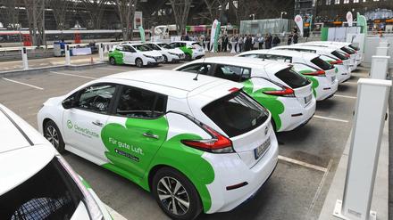 Fahrzeuge des Fahrdienstes CleverShuttle stehen an der Station des Unternehmens auf dem Hauptbahnhof Leipzig.