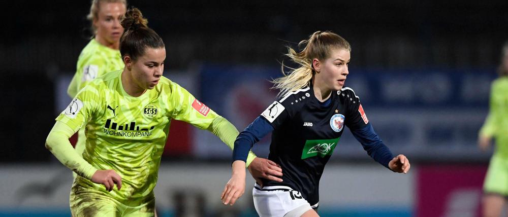 Anna Gerhardt (rechts im Bild) und Turbine Potsdam bestreiten das erste Spiel nach der Coronavirus-Pause beim SC Freiburg.