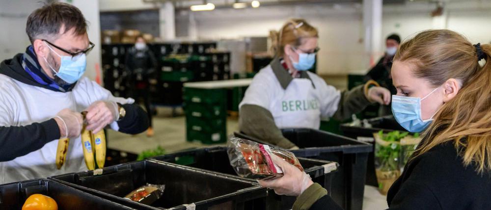 Sicher ist sicher. Ehrenamtliche Helfer der Berliner Tafel in einer Halle des Berliner Großmarkts.