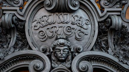 Der Eingang des Kriminalgerichts Moabit. Hier beginnt der Prozess um den Tod eines Säuglings gegen eine Babysitterin, die dem Kind Methadon verabreicht haben soll.