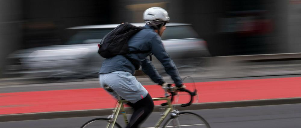 Immer mehr Menschen in Berlin und Brandenburg steigen auf's Rad. Das ist allerdings auch mit Risiken verbunden.