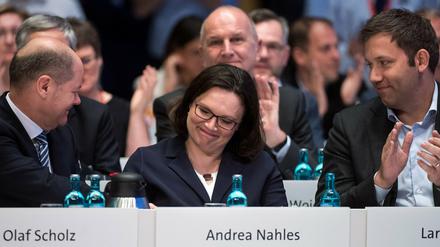 Andrea Nahles nach ihrer Wahl zur SPD-Vorsitzenden am 22. April 2018 mit Olaf Scholz (links) und Lars Klingbeil auf dem Parteitag.