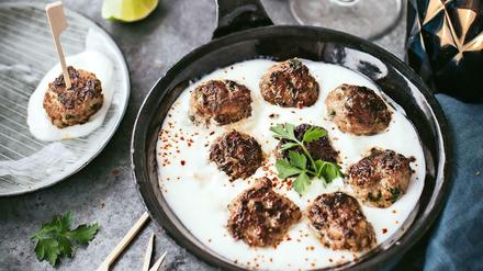 Auf dem Foto aus dem Kochbuch sitzen die Hackbällchen direkt im Joghurt, aber man kann auch einfach, wie im Rezept erwähnt, einen Extraklacks davon auf den Teller geben.