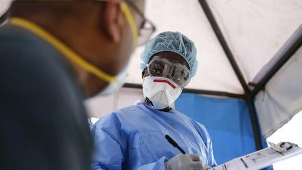 Auch den Aufbau mobiler Labore in Ostafrika unterstützt die KfW. Das Netzwerk soll Corona-Infektionen schneller erkennen.