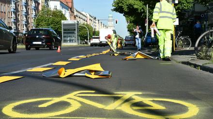 Der temporären Radweg auf der Frankfurter Allee ist fertig. Dem Bezirksamt eines Nachbarbezirks gefällt das gar nicht.