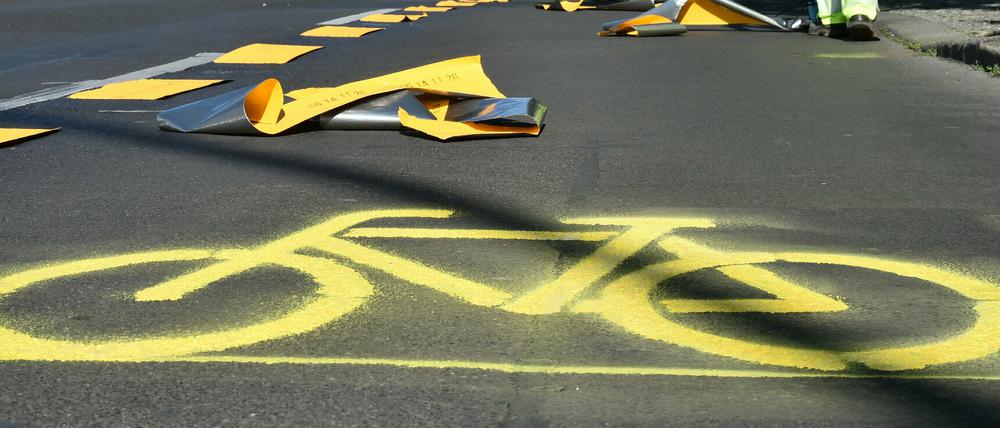 Der temporären Radweg auf der Frankfurter Allee ist fertig. Dem Bezirksamt eines Nachbarbezirks gefällt das gar nicht.