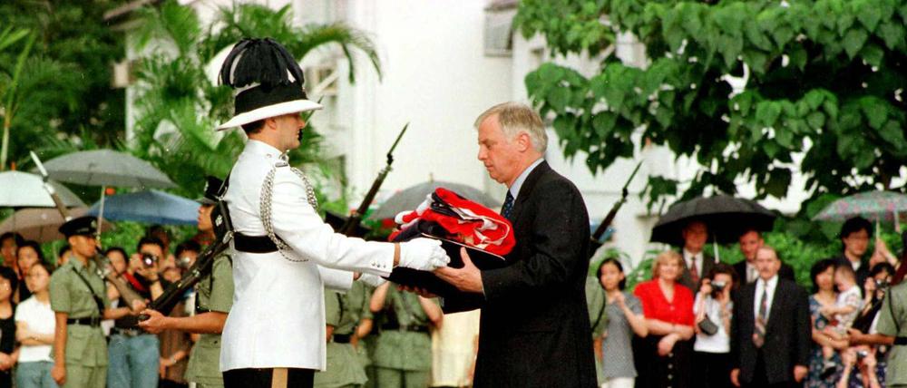Chris Patten, letzter britischer Gouverneur Hongkongs, 1997 bei der Rückgabe der Kronkolonie Hongkong an China.