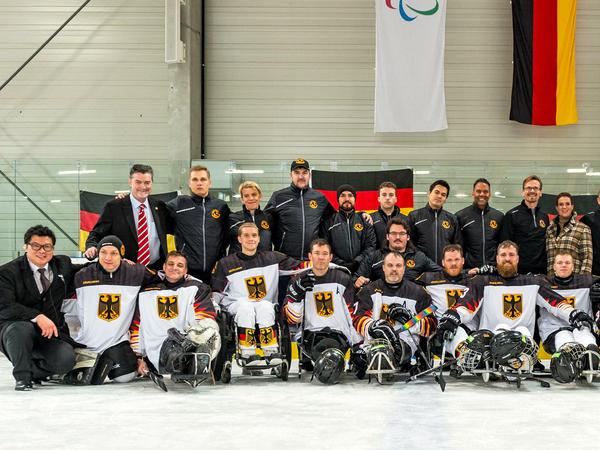 Teamplayer: Martin Hyun (vorne links) macht sich auch um das deutsche Para-Eishockey verdient.