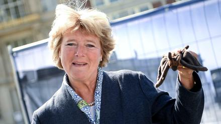 Monika Grütters (CDU), Kulturstaatsministerin hält beim Spatenstich ein Feldermaus-Stofftier in der Hand.