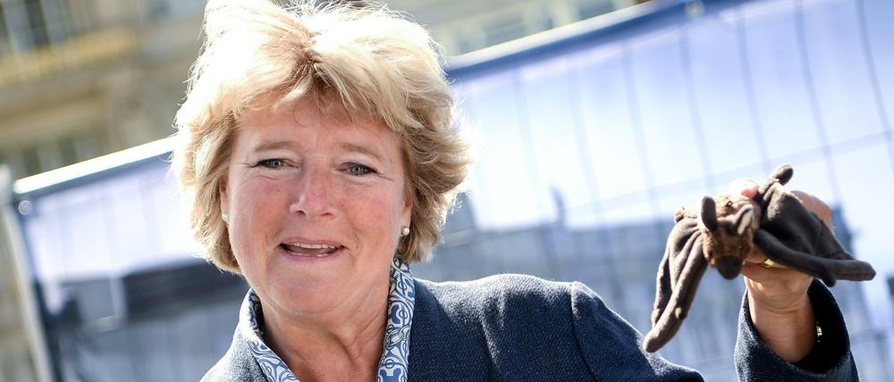 Monika Grütters (CDU), Kulturstaatsministerin hält beim Spatenstich ein Feldermaus-Stofftier in der Hand.