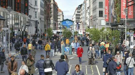 Fussgänger bei einem Testlauf zur autofreien Friedrichsstraße am 6. Oktober 2019.