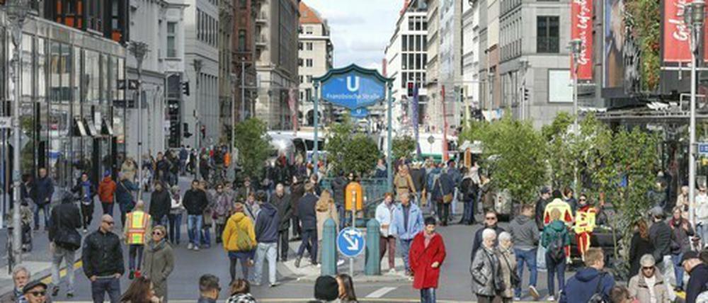 Fussgänger bei einem Testlauf zur autofreien Friedrichsstraße am 6. Oktober 2019.