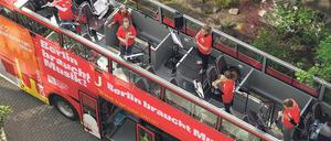Musikerinnen und Musiker des DSO beim Fensterkonzert vor der Seniorenresidenz „Haus am Weinberg“ in Berlin-Mitte. 