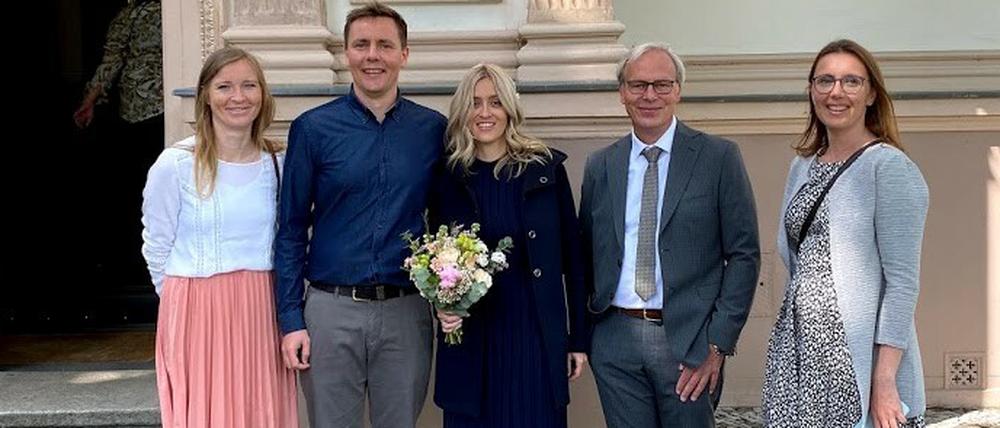 In kleinster Runde. Stefan Kunath und Anne Brehm (Mitte) mit ihrer Mini-Hochzeitsgesellschaft.