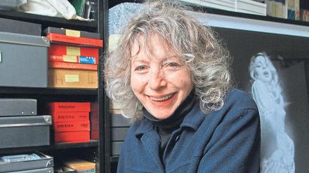 Elfi Mikesch in ihrem Archiv.