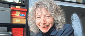Elfi Mikesch in ihrem Archiv.