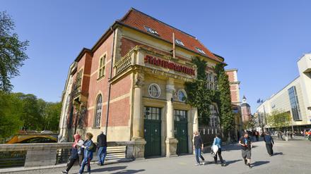 Der Eingang zur Fußgängerzone: die Bücherei am Rathausplatz.