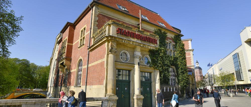 Der Eingang zur Fußgängerzone: die Bücherei am Rathausplatz.