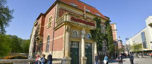 Der Eingang zur Fußgängerzone: die Bücherei am Rathausplatz.