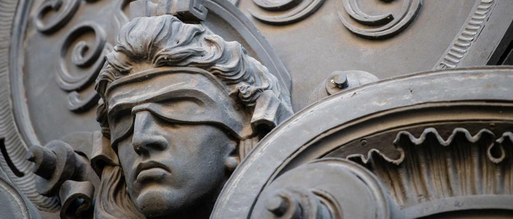 Der Eingang des Kriminalgerichts Moabit. Hier beginnt der Prozess gegen einen 52-Jährigen, der zwei Familienangehörige mit einer Axt schwer verletzt haben soll. 