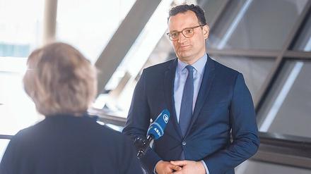 Zu eng beieinander? Gesundheitsminister Jens Spahn im ARD-Interview. 