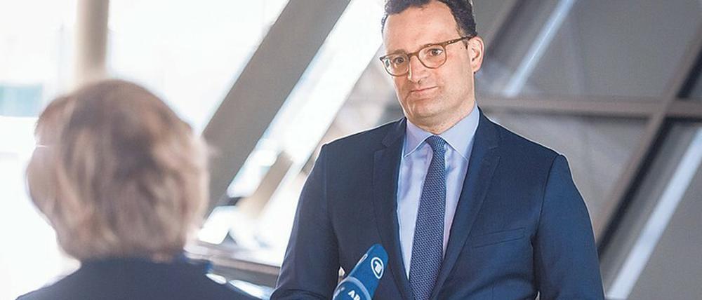 Zu eng beieinander? Gesundheitsminister Jens Spahn im ARD-Interview. 