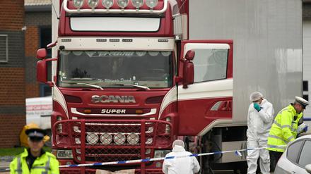 Im Zuge der Ermittlungen nach dem Tod von 39 Migranten in einem Lastwagen in Großbritannien sind mehrere Menschen verhaftet worden.