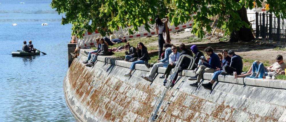 Nicht immer werden 1,50 Meter Mindestabstand eingehalten - wie hier am Landwehrkanal.