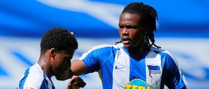 Warum so schüchtern, Kleiner? Herthas Trainer Bruno Labbadia wünscht sich von Javairo Dilrosun (hier mit Dedryck Boyata, rechts), dass er noch mehr aus sich rausgeht.
