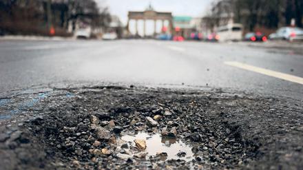 Schlagloch mit Aussicht. In Berlin, wie hier am Brandenburger Tor, sind viele Straßen marode.
