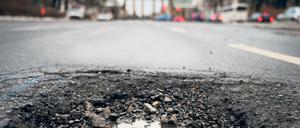 Schlagloch mit Aussicht. In Berlin, wie hier am Brandenburger Tor, sind viele Straßen marode.
