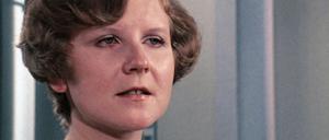 Irm Hermann in dem Fernsehmehrteiler "Acht Stunden sind kein Tag" (1972) von Rainer Werner Fassbinder.