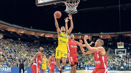 Endlich wieder abheben. Nach der monatelangen Unterbrechung spielen in wenigen Tagen zehn Mannschaften um die Meisterschaft. Albas Kenneth Ogbe (Mitte) trifft zum Auftakt am nächsten Sonntag auf die Skyliners aus Frankfurt.
