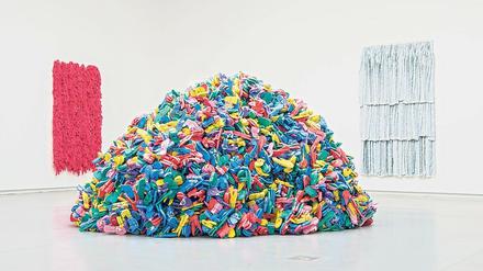 Flipflop-Berg. Die Anhäufung alltäglicher Gestände ist das Arbeitsprinzip von Hassan Sharif, ob Badelatschen (vorne) oder Putztücher (links).