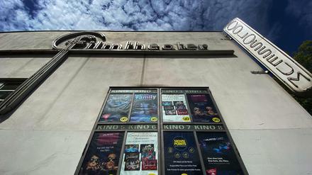 Eine Tafel mit Filmplakaten hängt an der Fassade des Kino "Colosseum" im Stadtteil Prenzlauer Berg.