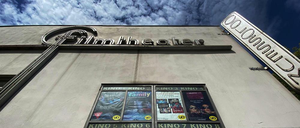 Eine Tafel mit Filmplakaten hängt an der Fassade des Kino "Colosseum" im Stadtteil Prenzlauer Berg.