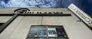 Eine Tafel mit Filmplakaten hängt an der Fassade des Kino "Colosseum" im Stadtteil Prenzlauer Berg.