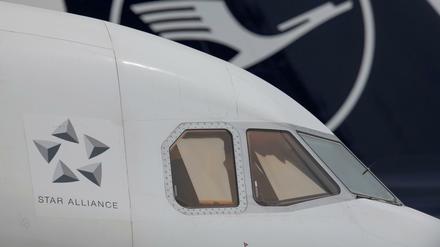 Eingemottete Passagiermaschinen der Lufthansa stehen am Rande der Rollbahn auf dem Flughafen.