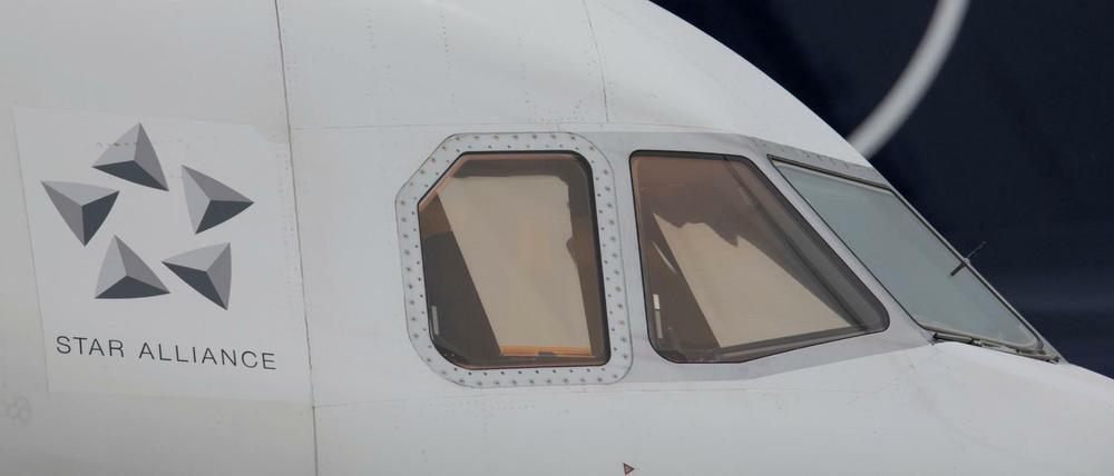 Eingemottete Passagiermaschinen der Lufthansa stehen am Rande der Rollbahn auf dem Flughafen.