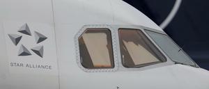 Eingemottete Passagiermaschinen der Lufthansa stehen am Rande der Rollbahn auf dem Flughafen.