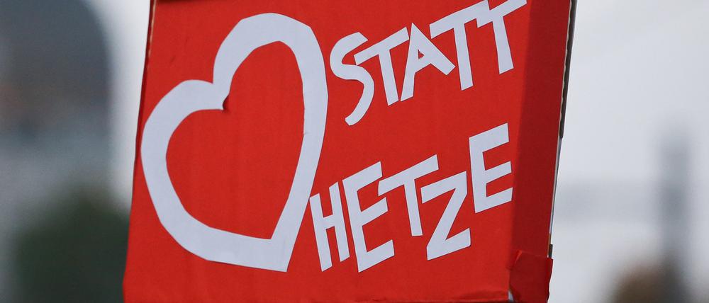 In Krisenzeiten hat Hetze Konjunktur. Das FGZ erforscht den gesellschaftlichen Zusammenhalt - und was ihn in Gefahr bringt.