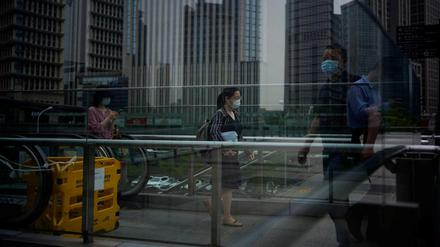 Frau in Shanghai, einem der Wirtschaftszentren in China. Deutsche Politiker wollen nun den Dialog mit China stärken.